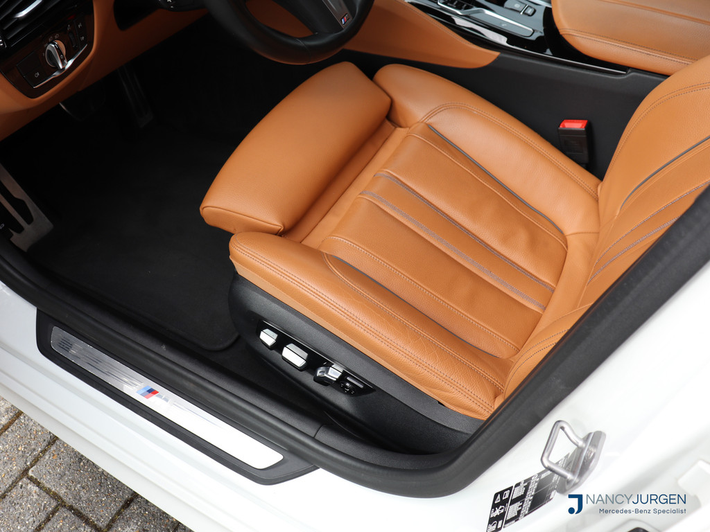 BMW 5 Serie Touring 530i xDrive | 4WD | M-Sport | Pano | Luchtvering | Leder | Ambiente Verlicht. | 20" M Velgen | 4-Zone Climate Control | 51918567-2.jpg | Nancy Jurgen Auto